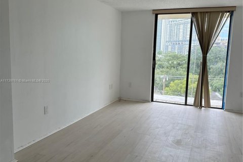 Condo in North Miami Beach, Florida, 2 bedrooms  № 1763861 - photo 2