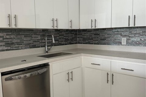 Condo in North Miami Beach, Florida, 2 bedrooms  № 1763861 - photo 4