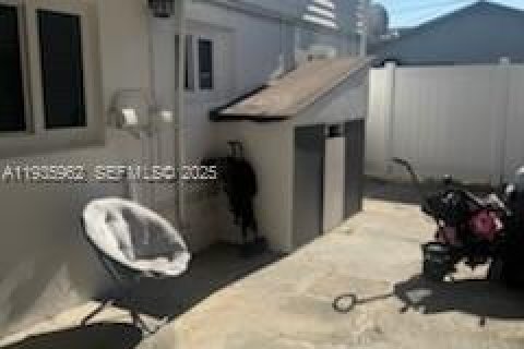 House in Miami, Florida 3 bedrooms, 88.26 sq.m. № 1994072 - photo 20