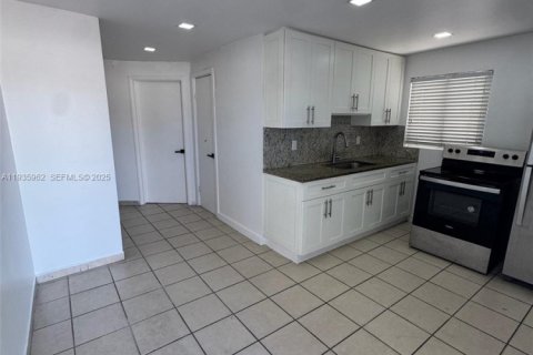 House in Miami, Florida 3 bedrooms, 88.26 sq.m. № 1994072 - photo 2
