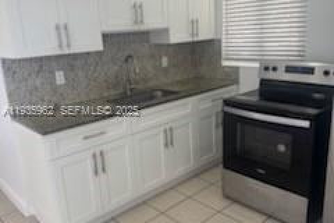 House in Miami, Florida 3 bedrooms, 88.26 sq.m. № 1994072 - photo 5