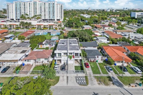 Таунхаус в Майами, Флорида 3 спальни, 214.79м2 № 2049094