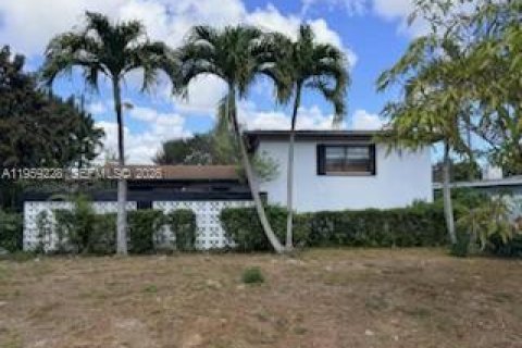 Дом в Майами, Флорида 4 спальни, 198.81м2 № 2026607