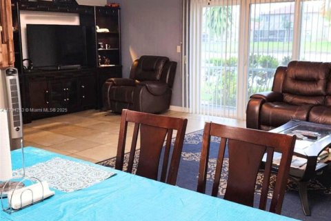 House in Riviera Beach, Florida 3 bedrooms, 145.95 sq.m. № 1746162 - photo 4