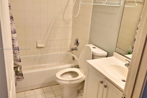 House in Riviera Beach, Florida 3 bedrooms, 145.95 sq.m. № 1746162 - photo 9