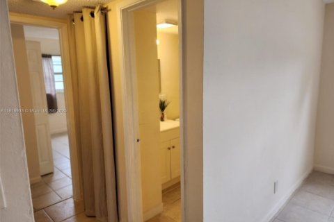 Condo in Pompano Beach, Florida, 2 bedrooms  № 1796420 - photo 9
