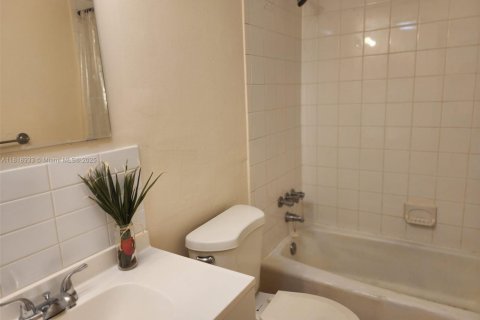 Condo in Pompano Beach, Florida, 2 bedrooms  № 1796420 - photo 8
