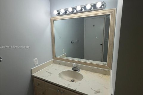 Condo in Sunny Isles Beach, Florida, 2 bedrooms  № 2040774 - photo 18