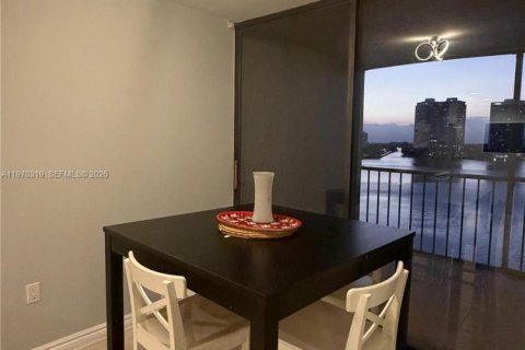 Condo in Sunny Isles Beach, Florida, 2 bedrooms  № 2040774 - photo 13