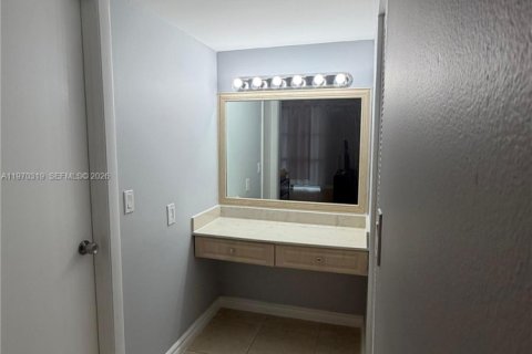 Condo in Sunny Isles Beach, Florida, 2 bedrooms  № 2040774 - photo 21