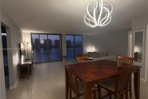 Condo in Sunny Isles Beach, Florida, 2 bedrooms  № 2040774 - photo 15