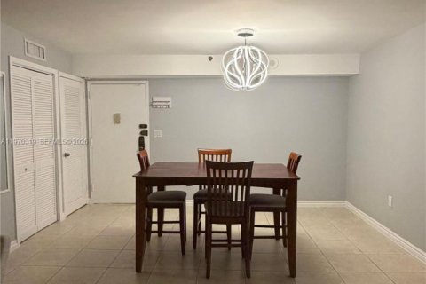 Condo in Sunny Isles Beach, Florida, 2 bedrooms  № 2040774 - photo 14