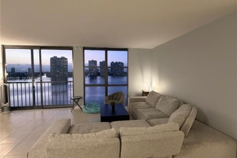 Condo in Sunny Isles Beach, Florida, 2 bedrooms  № 2040774 - photo 3