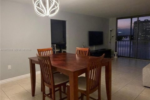 Condo in Sunny Isles Beach, Florida, 2 bedrooms  № 2040774 - photo 12