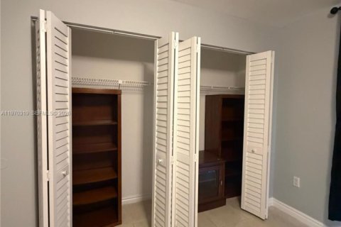 Condo in Sunny Isles Beach, Florida, 2 bedrooms  № 2040774 - photo 9