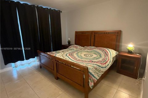 Condo in Sunny Isles Beach, Florida, 2 bedrooms  № 2040774 - photo 11