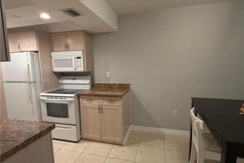 Condo in Sunny Isles Beach, Florida, 2 bedrooms  № 2040774 - photo 2