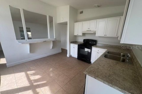 House in Tampa, Florida 3 bedrooms, 136.01 sq.m. № 2391351 - photo 2