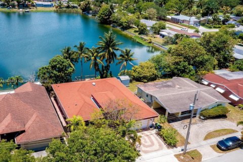 House in Hallandale Beach, Florida 3 bedrooms, 180.32 sq.m. № 2018435 - photo 3