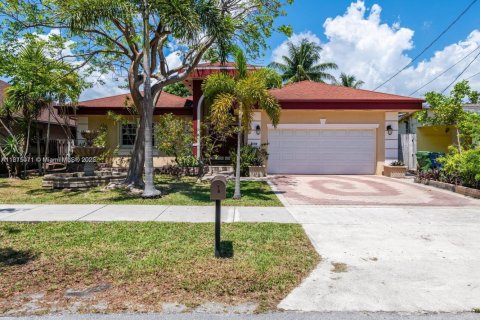 House in Hallandale Beach, Florida 3 bedrooms, 180.32 sq.m. № 2018435 - photo 6