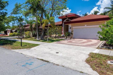 House in Hallandale Beach, Florida 3 bedrooms, 180.32 sq.m. № 2018435 - photo 13
