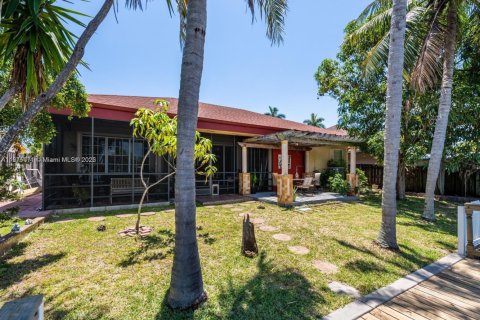 House in Hallandale Beach, Florida 3 bedrooms, 180.32 sq.m. № 2018435 - photo 18