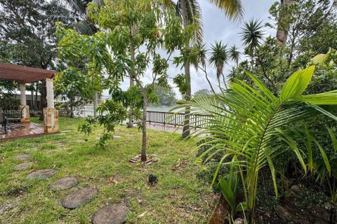 House in Hallandale Beach, Florida 3 bedrooms, 180.32 sq.m. № 2018435 - photo 24