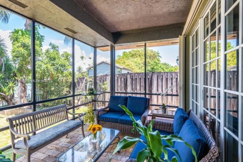 House in Hallandale Beach, Florida 3 bedrooms, 180.32 sq.m. № 2018435 - photo 23