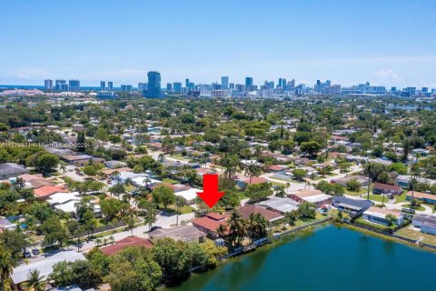 House in Hallandale Beach, Florida 3 bedrooms, 180.32 sq.m. № 2018435 - photo 2