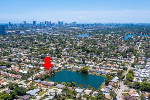 House in Hallandale Beach, Florida 3 bedrooms, 180.32 sq.m. № 2018435 - photo 7