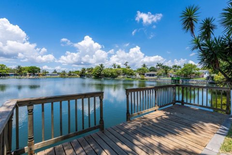 House in Hallandale Beach, Florida 3 bedrooms, 180.32 sq.m. № 2018435 - photo 14