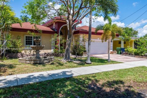 House in Hallandale Beach, Florida 3 bedrooms, 180.32 sq.m. № 2018435 - photo 11