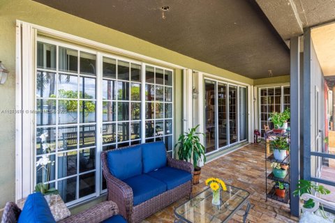 House in Hallandale Beach, Florida 3 bedrooms, 180.32 sq.m. № 2018435 - photo 22