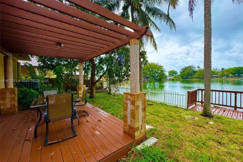 House in Hallandale Beach, Florida 3 bedrooms, 180.32 sq.m. № 2018435 - photo 16