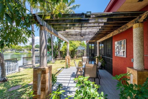 House in Hallandale Beach, Florida 3 bedrooms, 180.32 sq.m. № 2018435 - photo 21