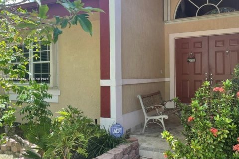 House in Hallandale Beach, Florida 3 bedrooms, 180.32 sq.m. № 2018435 - photo 12