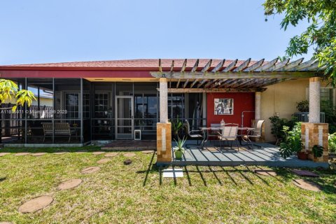 House in Hallandale Beach, Florida 3 bedrooms, 180.32 sq.m. № 2018435 - photo 17