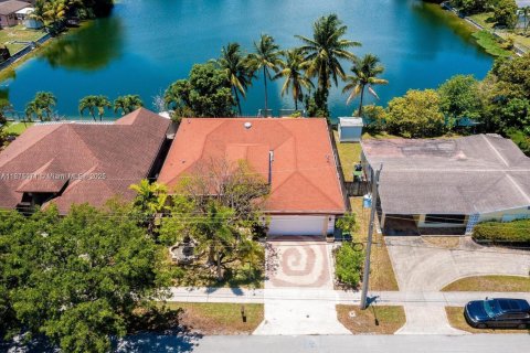 House in Hallandale Beach, Florida 3 bedrooms, 180.32 sq.m. № 2018435 - photo 5