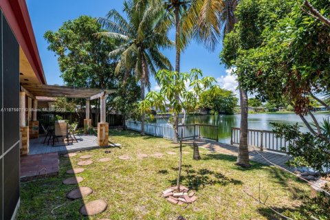 House in Hallandale Beach, Florida 3 bedrooms, 180.32 sq.m. № 2018435 - photo 19