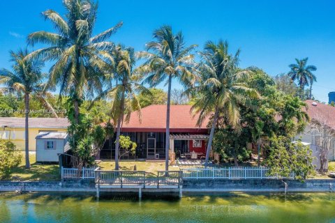 Villa ou maison à Hallandale Beach, Floride 3 chambres, 180.32 m2 № 2018435