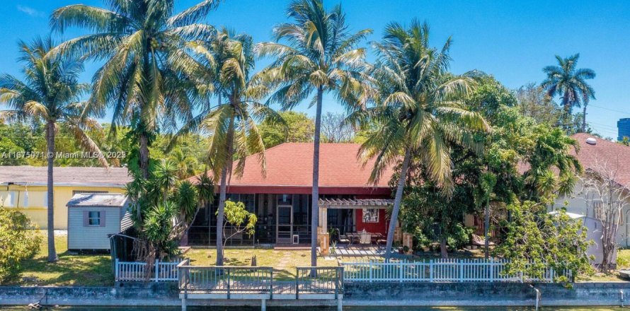 House in Hallandale Beach, Florida 3 bedrooms, 180.32 sq.m. № 2018435