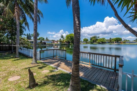 House in Hallandale Beach, Florida 3 bedrooms, 180.32 sq.m. № 2018435 - photo 9