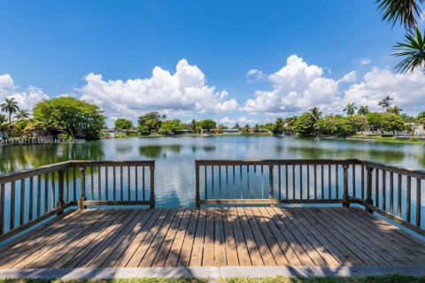 House in Hallandale Beach, Florida 3 bedrooms, 180.32 sq.m. № 2018435 - photo 10