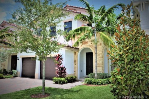 Villa ou maison à louer à Doral, Floride: 4 chambres, 267.37 m2 № 1977356 - photo 2
