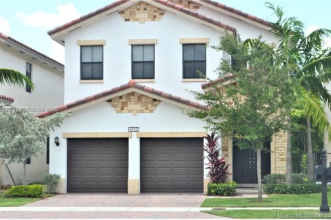 Villa ou maison à louer à Doral, Floride: 4 chambres, 267.37 m2 № 1977356 - photo 1