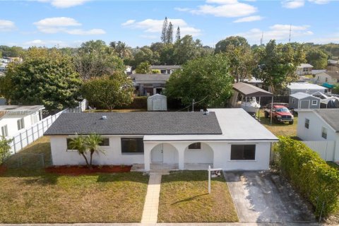 Casa en alquiler en Miami, Florida, 4 dormitorios, 152.17 m2 № 1862384 - foto 1