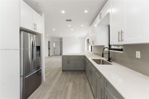 Casa en alquiler en Miami, Florida, 4 dormitorios, 152.17 m2 № 1862384 - foto 4