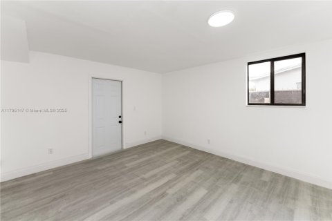 Casa en alquiler en Miami, Florida, 4 dormitorios, 152.17 m2 № 1862384 - foto 14