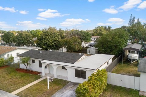 Casa en alquiler en Miami, Florida, 4 dormitorios, 152.17 m2 № 1862384 - foto 2