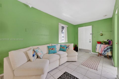 House in Oakland Park, Florida 3 bedrooms, 142.05 sq.m. № 2041455 - photo 7